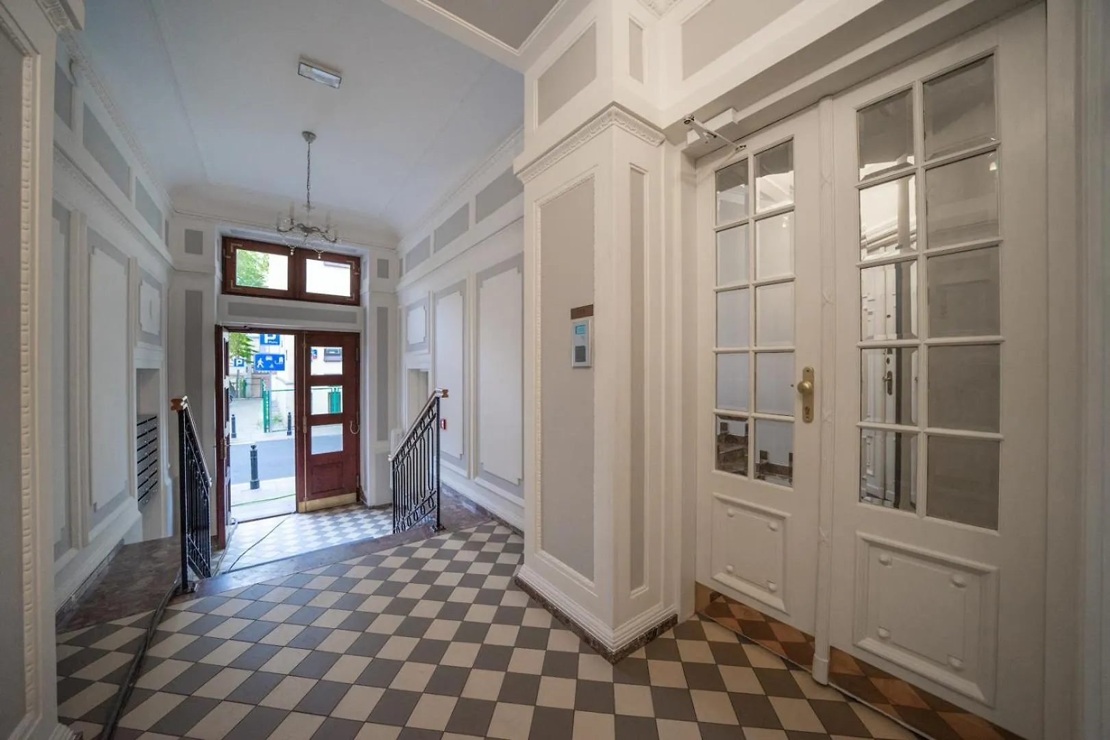 Polna Apartment - Balcony, Workspace, Top Location - By Rentujemy Warschau Polen